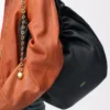 Sac Squeeze moyen en cuir d’agneau nappa souple noir Sac Squeeze moyen en cuir d’agneau nappa souple noir