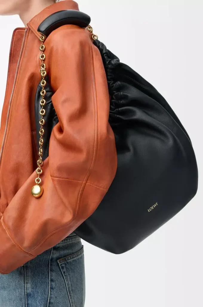Sac Squeeze moyen en cuir d’agneau nappa souple noir Sac Squeeze moyen en cuir d’agneau nappa souple noir