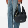Sac Squeeze moyen en cuir d’agneau nappa souple noir Sac Squeeze moyen en cuir d’agneau nappa souple noir