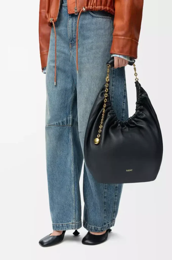Sac Squeeze moyen en cuir d’agneau nappa souple noir Sac Squeeze moyen en cuir d’agneau nappa souple noir