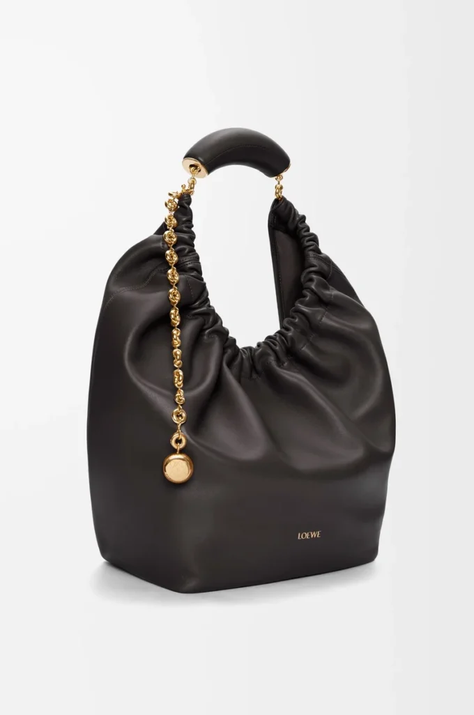 Sac Squeeze moyen en cuir d’agneau nappa souple noir Sac Squeeze moyen en cuir d’agneau nappa souple noir