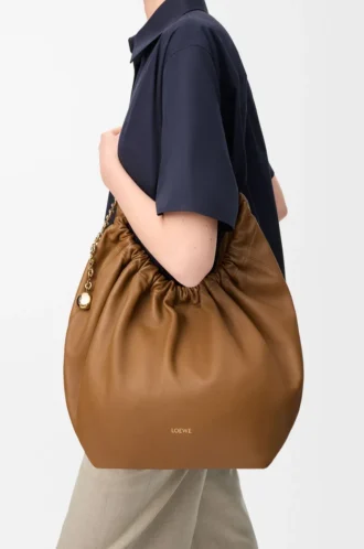 Sac Squeeze moyen en cuir d’agneau nappa souple Oak Sac Squeeze moyen en cuir d’agneau nappa souple Oak
