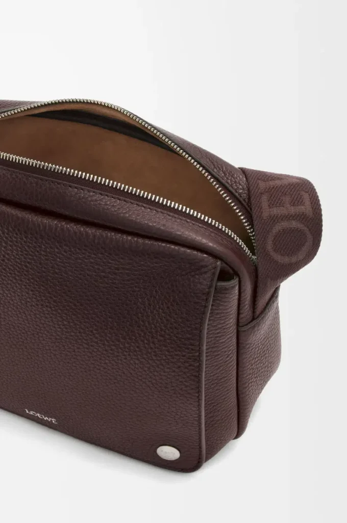 Sacoche Pebble moyenne en cuir de veau grainé souple, couleur oxblood