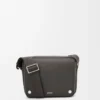 Sacoche Pebble moyenne en cuir de veau grainé souple gris foncé Sacoche Pebble moyenne en cuir de veau grainé souple gris foncé