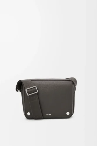 Sacoche Pebble moyenne en cuir de veau grainé souple gris foncé