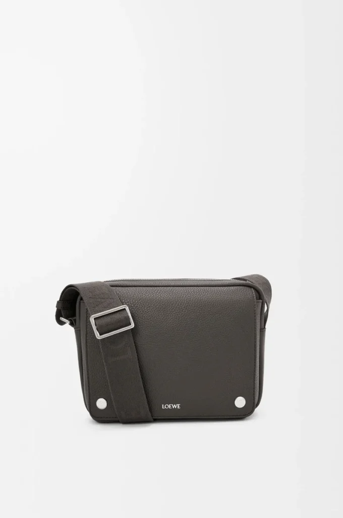 Sacoche Pebble moyenne en cuir de veau grainé souple gris foncé Sacoche Pebble moyenne en cuir de veau grainé souple gris foncé