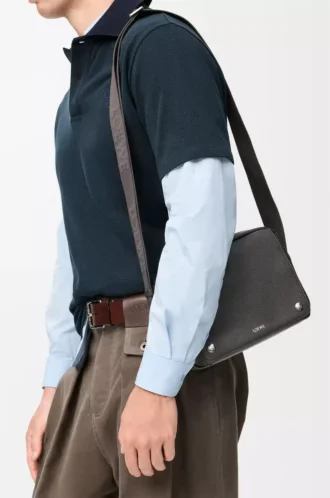 Sacoche Pebble moyenne en cuir de veau grainé souple gris foncé