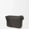 Sacoche Pebble moyenne en cuir de veau grainé souple gris foncé Sacoche Pebble moyenne en cuir de veau grainé souple gris foncé