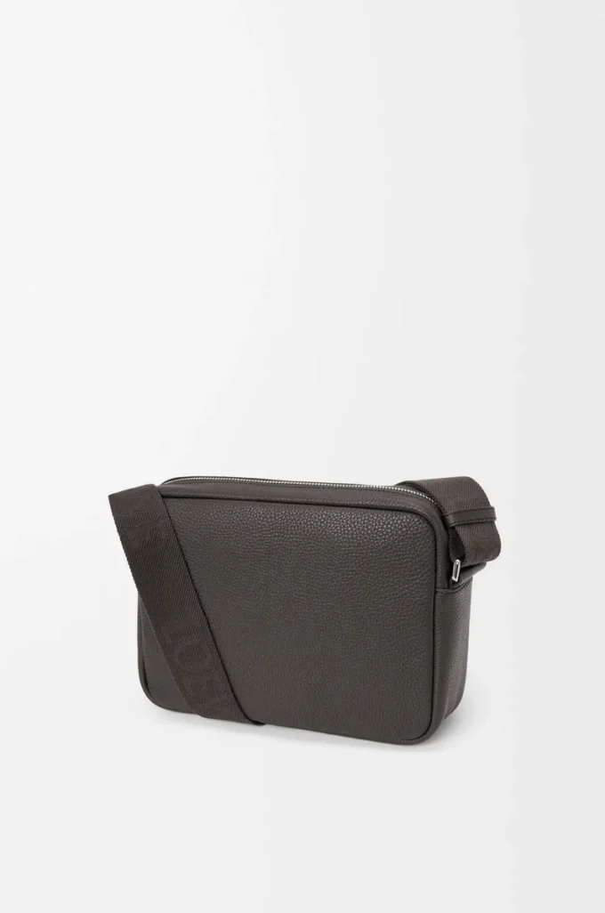 Sacoche Pebble moyenne en cuir de veau grainé souple gris foncé Sacoche Pebble moyenne en cuir de veau grainé souple gris foncé