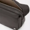 Sacoche Pebble moyenne en cuir de veau grainé souple gris foncé Sacoche Pebble moyenne en cuir de veau grainé souple gris foncé
