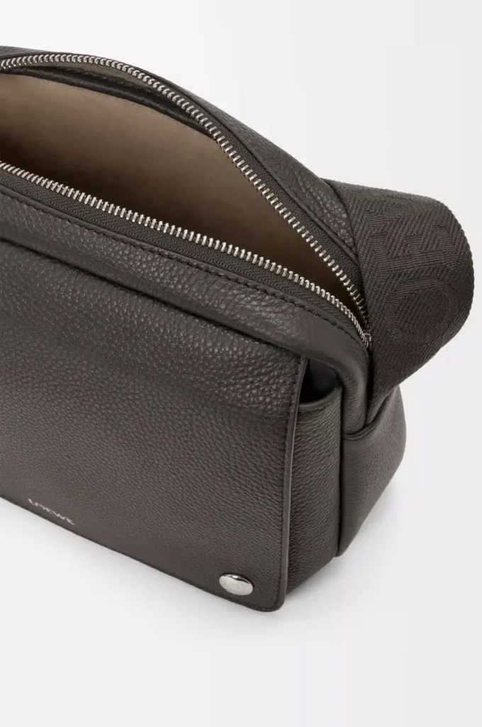 Sacoche Pebble moyenne en cuir de veau grainé souple gris foncé Sacoche Pebble moyenne en cuir de veau grainé souple gris foncé