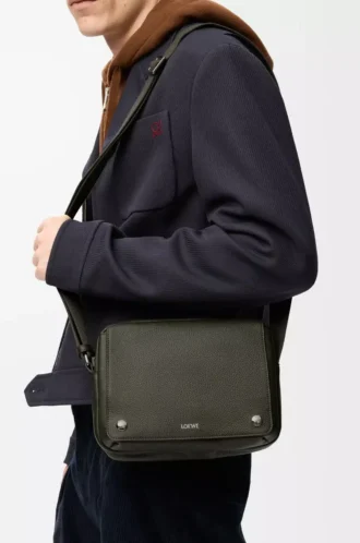 Sacoche Pebble moyenne en cuir de veau grainé souple Kaki foncé