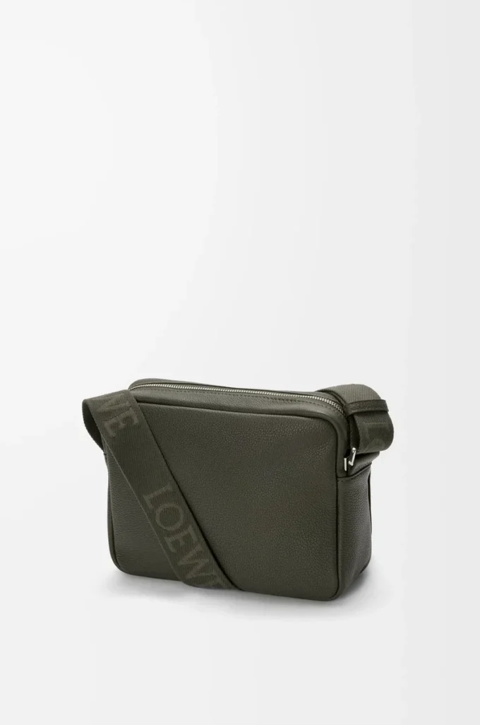 Sacoche Pebble moyenne en cuir de veau grainé souple Kaki foncé