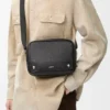 Sacoche Pebble moyenne en cuir de veau grainé souple noir