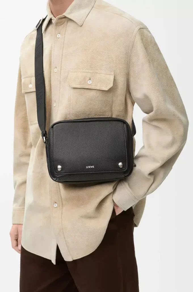 Sacoche Pebble moyenne en cuir de veau grainé souple noir