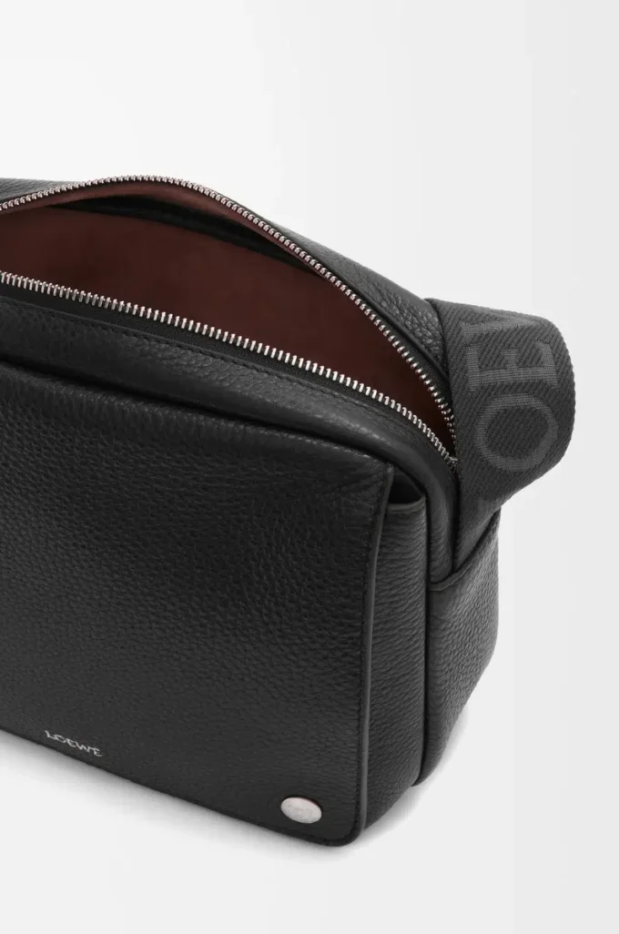 Sacoche Pebble moyenne en cuir de veau grainé souple noir