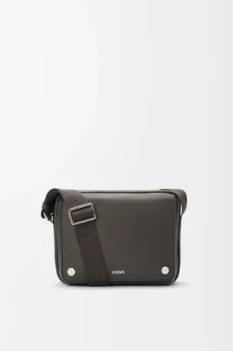 Sacoche Pebble moyenne en cuir de veau lisse gris foncé