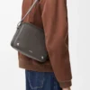 Sacoche Pebble moyenne en cuir de veau lisse gris foncé