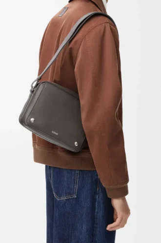 Sacoche Pebble moyenne en cuir de veau lisse gris foncé