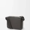 Sacoche Pebble moyenne en cuir de veau lisse gris foncé