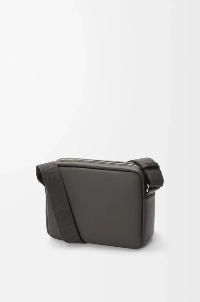 Sacoche Pebble moyenne en cuir de veau lisse gris foncé