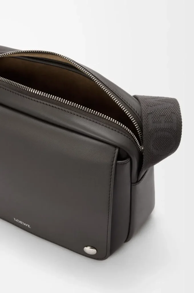Sacoche Pebble moyenne en cuir de veau lisse gris foncé