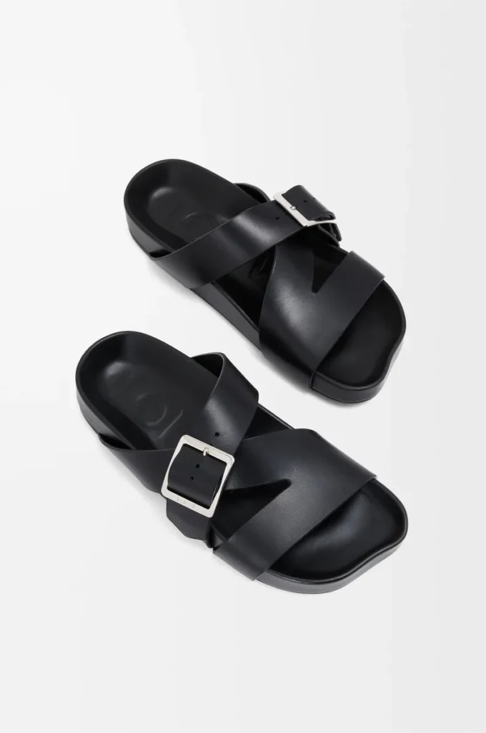 Sandales Ease Buckle en cuir de veau tanné végétal Noir
