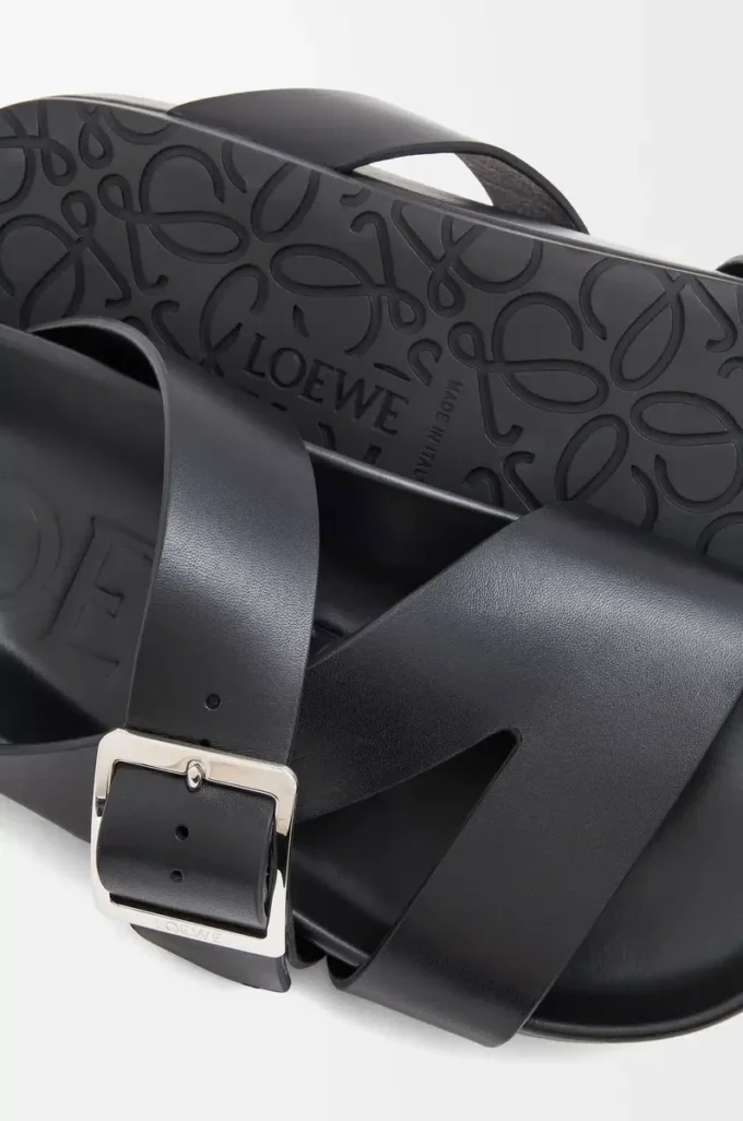 Sandales Ease Buckle en cuir de veau tanné végétal Noir