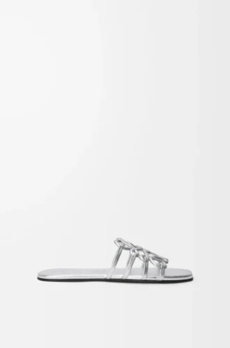 Sandales Petal Anagram en cuir d&rsquo;agneau laminé Argent