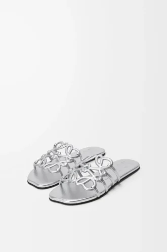 Sandales Petal Anagram en cuir d&rsquo;agneau laminé Argent