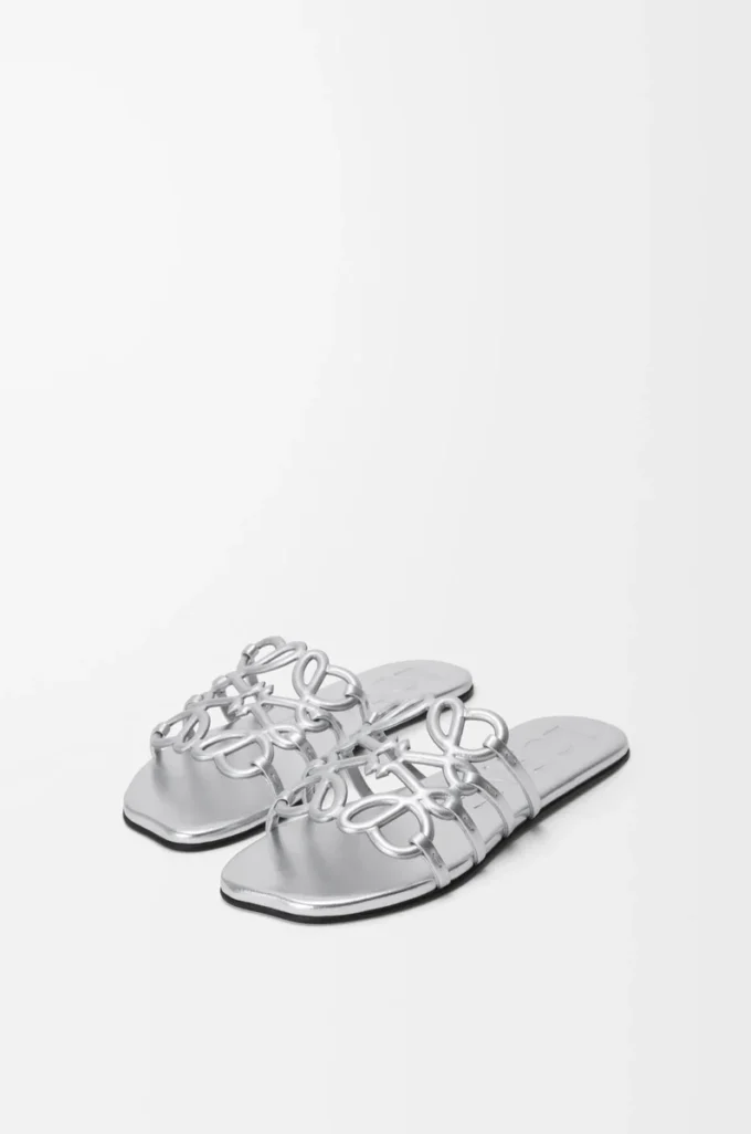 Sandales Petal Anagram en cuir d’agneau laminé Argent Sandales Petal Anagram en cuir d’agneau laminé Argent