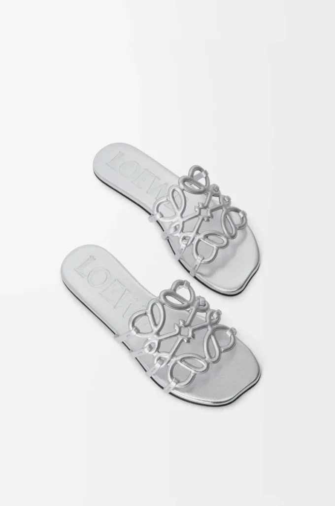 Sandales Petal Anagram en cuir d’agneau laminé Argent Sandales Petal Anagram en cuir d’agneau laminé Argent