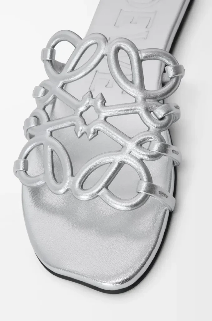 Sandales Petal Anagram en cuir d’agneau laminé Argent Sandales Petal Anagram en cuir d’agneau laminé Argent