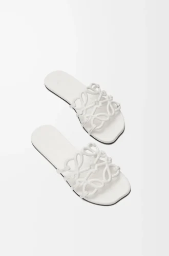 Sandales Petal Anagram en cuir de veau souple Anthurium White