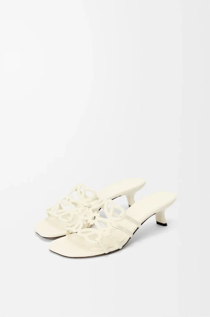 Sandales Petal Anagram en cuir de veau souple Anthurium White