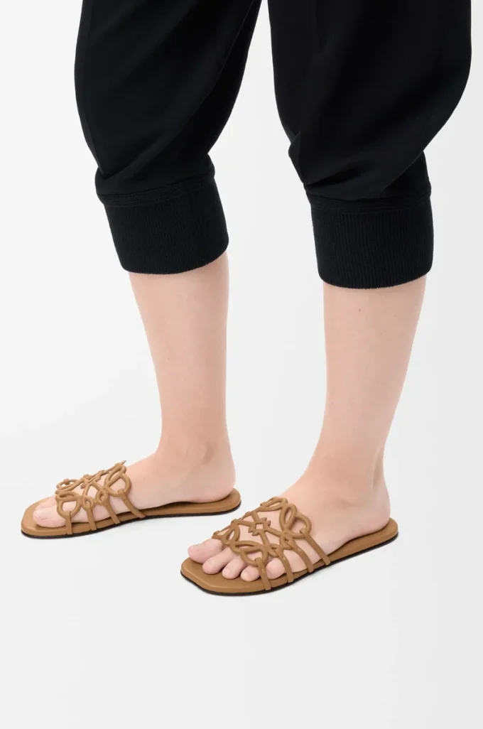 Sandales Petal Anagram en cuir de veau souple Camel