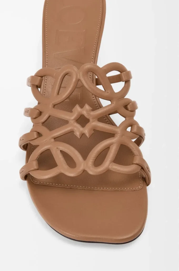 Sandales Petal Anagram en cuir de veau souple Camel