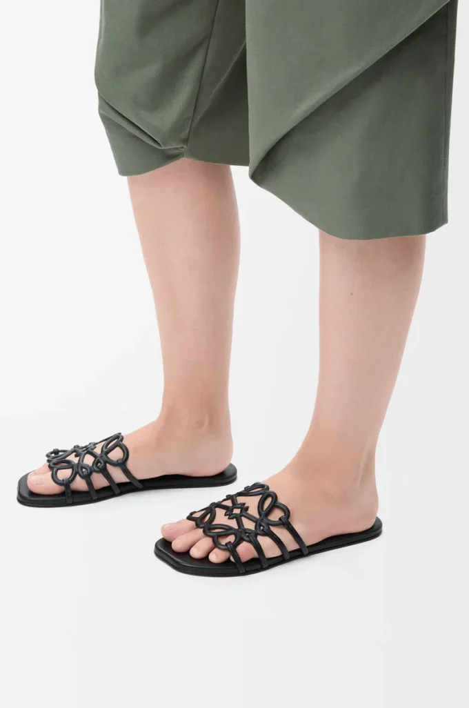 Sandales Petal Anagram en cuir de veau souple noir Sandales Petal Anagram en cuir de veau souple noir