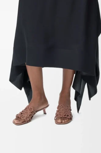 Sandales Petal Anagram en daim orné de strass Taupe clair