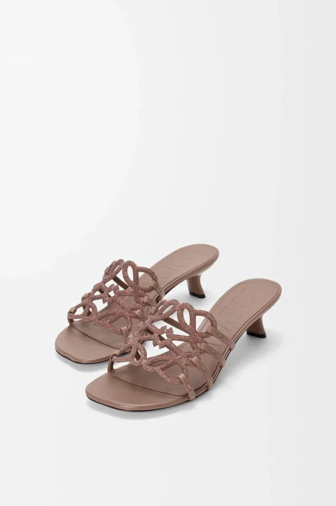 Sandales Petal Anagram en daim orné de strass Taupe clair