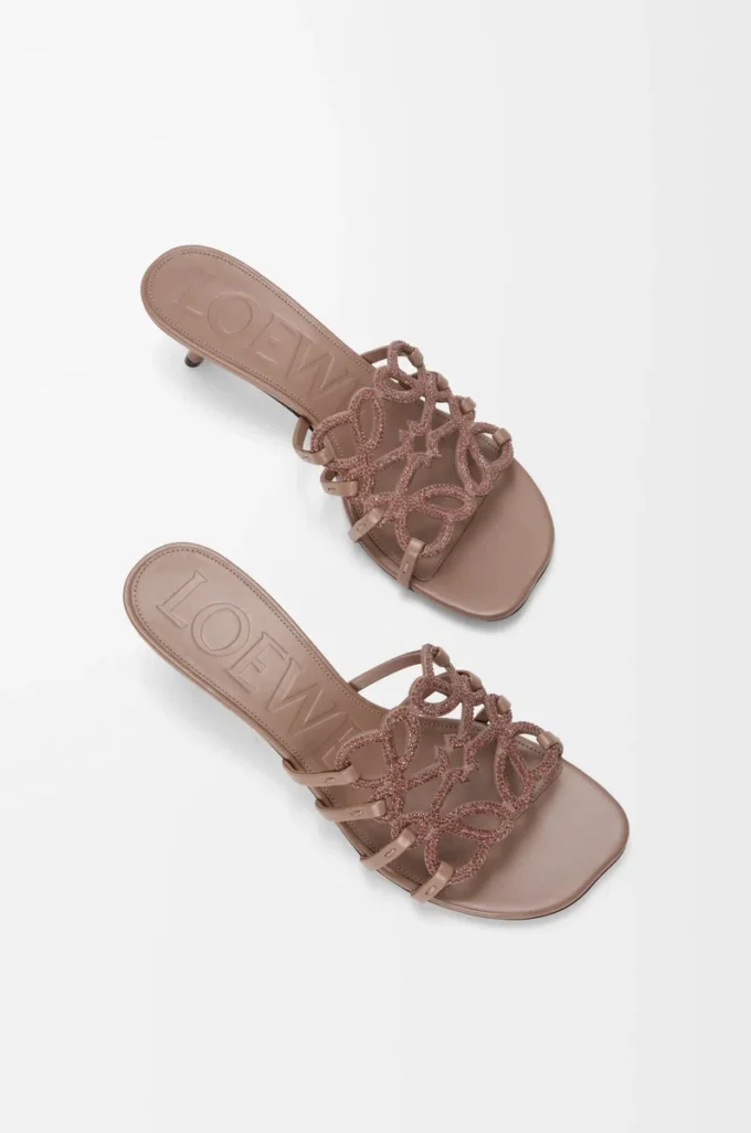 Sandales Petal Anagram en daim orné de strass Taupe clair