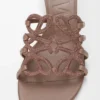 Sandales Petal Anagram en daim orné de strass Taupe clair
