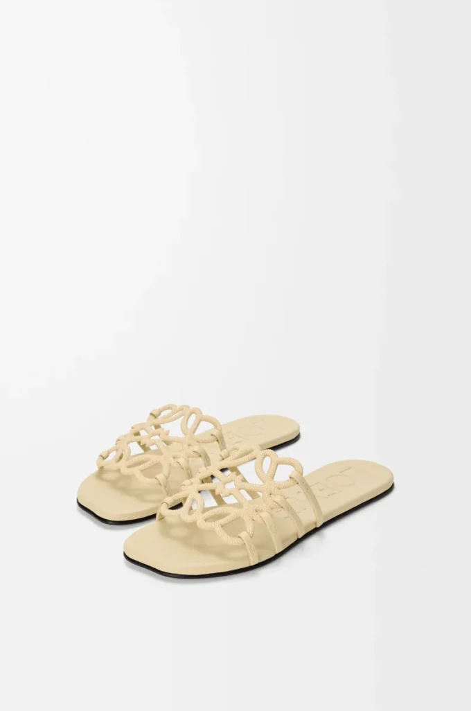 Sandales Petal Anagram en daim ornées de strass Butter