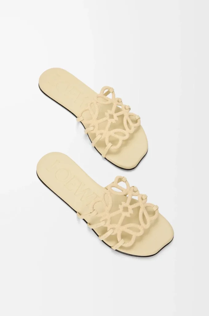 Sandales Petal Anagram en daim ornées de strass Butter
