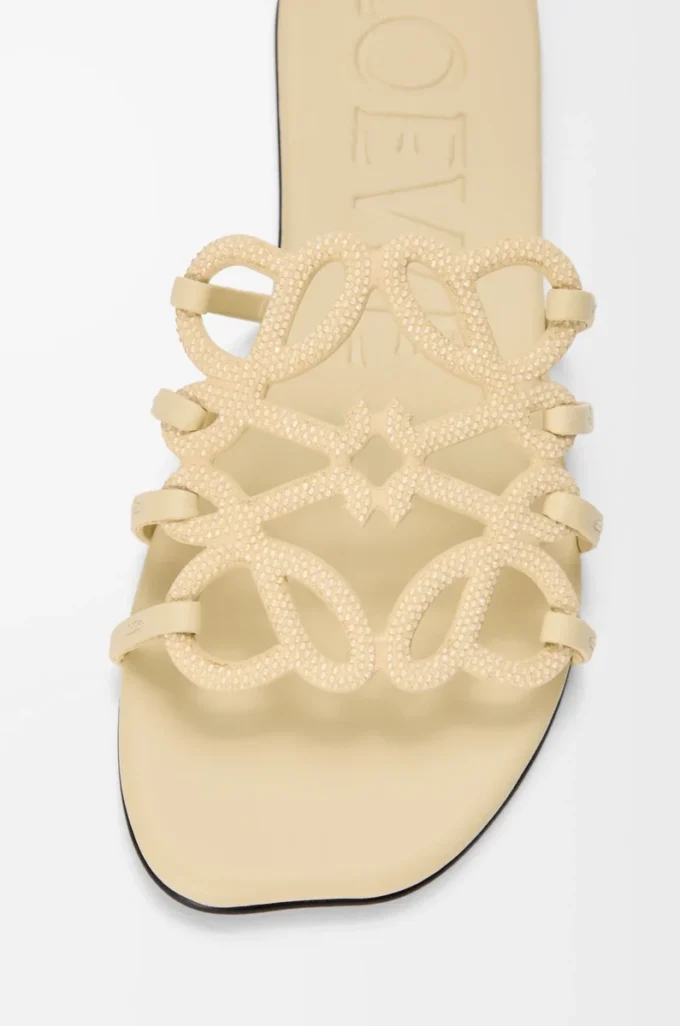 Sandales Petal Anagram en daim ornées de strass Butter