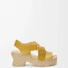 Sandales à plateforme espadrilles à bout pétale en cuir de veau tanné végétal Ocre