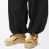 Sandales à plateforme espadrilles à bout pétale en cuir de veau tanné végétal Ocre