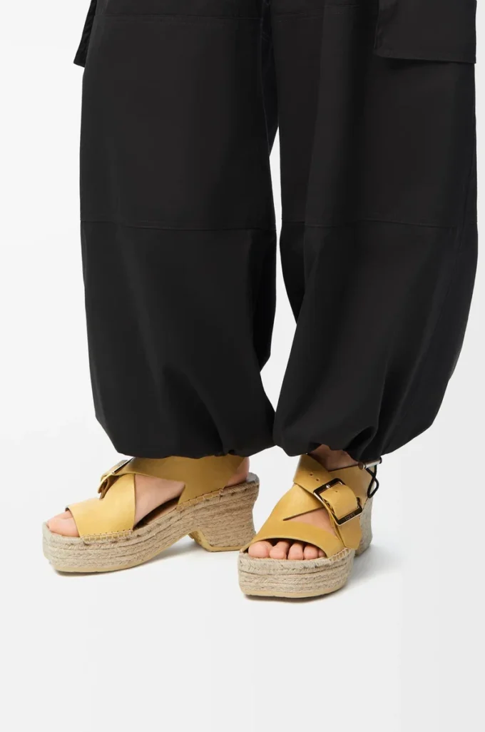 Sandales à plateforme espadrilles à bout pétale en cuir de veau tanné végétal Ocre