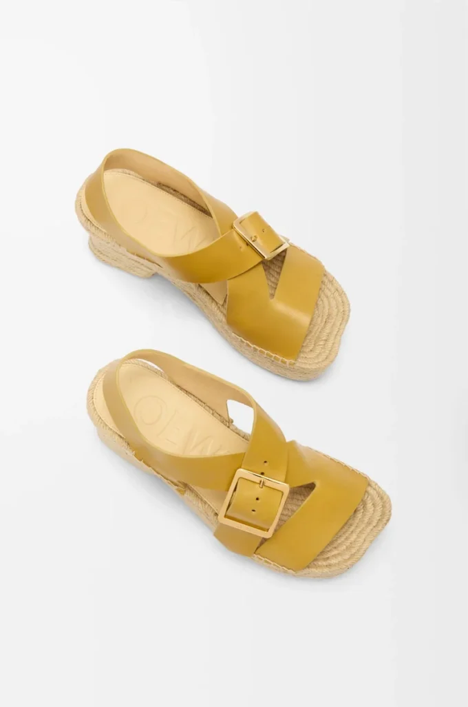 Sandales à plateforme espadrilles à bout pétale en cuir de veau tanné végétal Ocre