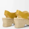 Sandales à plateforme espadrilles à bout pétale en cuir de veau tanné végétal Ocre